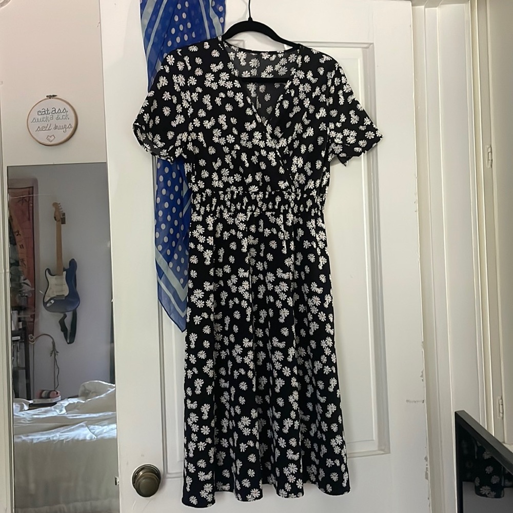 brandless daisy-printed empire-waisted dress! 🖤